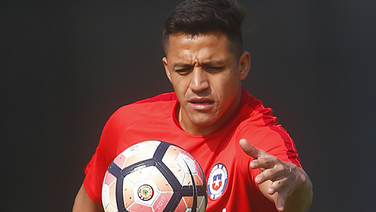 Alexis Sanchez nie ma ostatnio najlepszej passy. Nie dość, że jego przyszłość w Arsenalu Londyn stoi pod znakiem zapytania, to jeszcze po meczu reprezentacji Chile policja przyłapała go na przekroczeniu prędkości i stracił prawo jazdy.