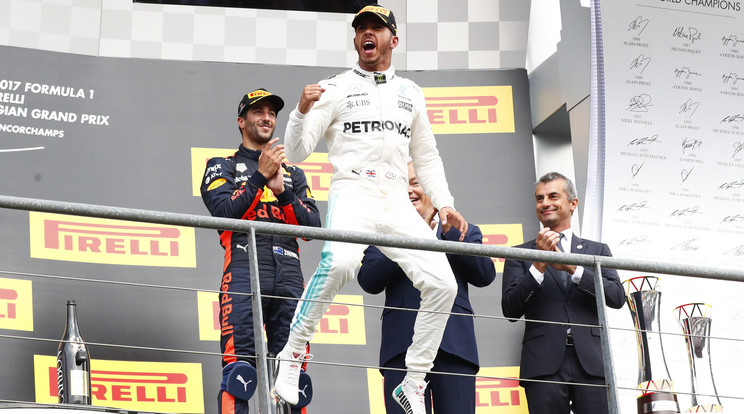 Lewis Hamil­ton negyedik vb-címéért
küzd / Fotó: AFP
