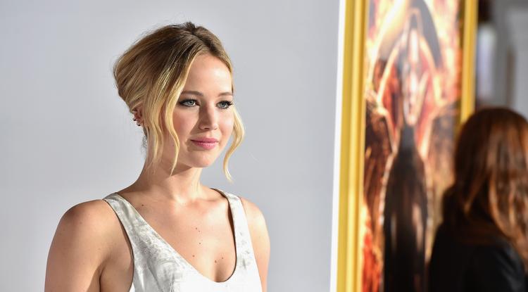 Jennifer Lawrence tündököl a Vogue 125 éves címlapján