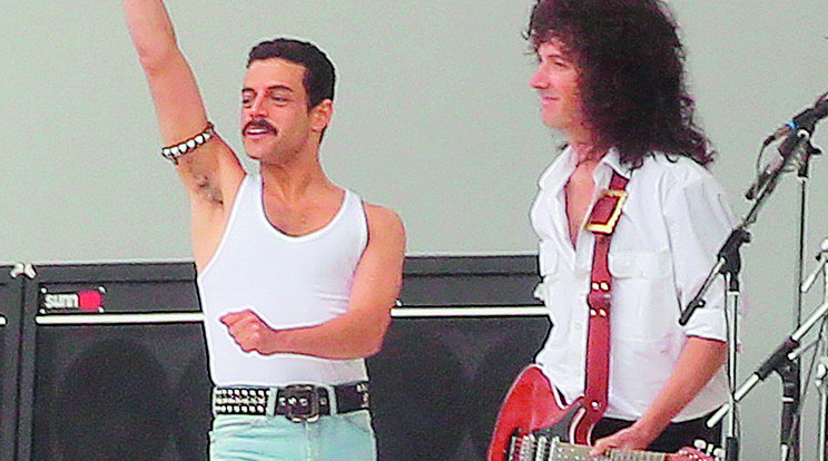 Rami Malek (balra, mellette a Bryan Mayt alakító Gwiliy Lee) megszólalásig hasonlít Freddie Mercuryra /Fotó:Profimedia-Reddot