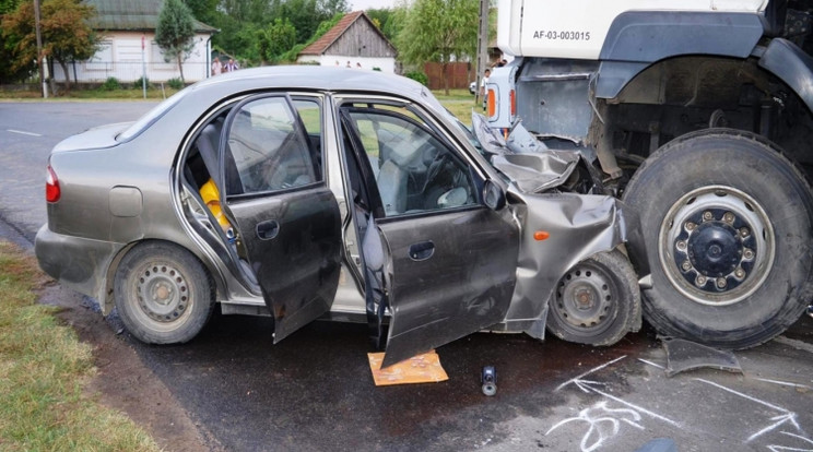 Az autót teljesen összezúzta a teherkocsi / Fotó: police.hu