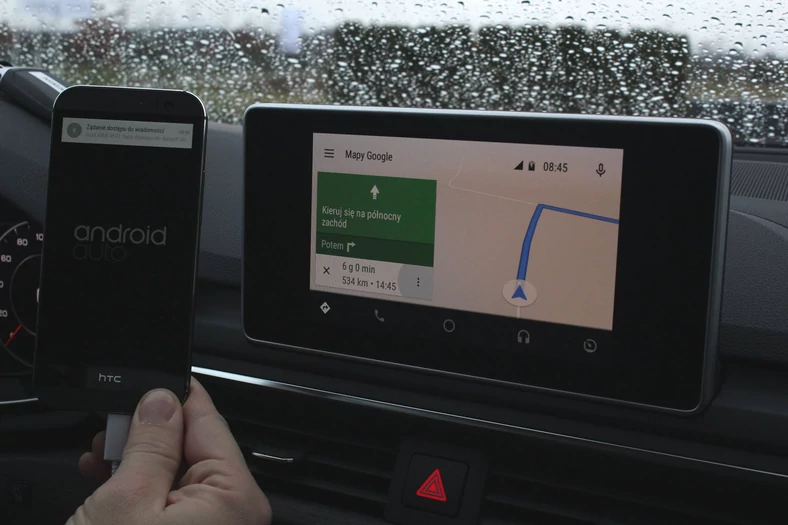 Android Auto z uruchomioną nawigacją Mapy Google
