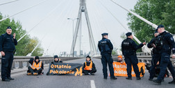 Poranne utrudnienia na warszawskich mostach. Aktywiści chcieli przykleić się do asfaltu