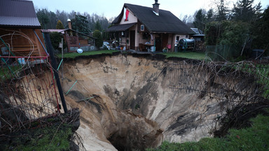 Dół jak krater po meteorycie w Trzebini. "Wszystko zapadło się na moich oczach" [ZDJĘCIA]