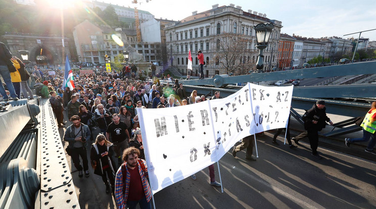 Hidat mostanában csak addig zártak le, amíg a demonstrálók átvonultak rajta / Fotó: Fuszek Gábor