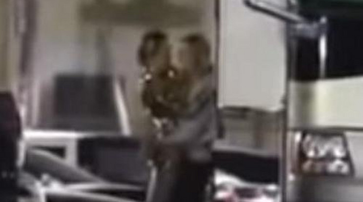 Paparazzi! Így csókolózik Miley Cyrus nőjével – videó!