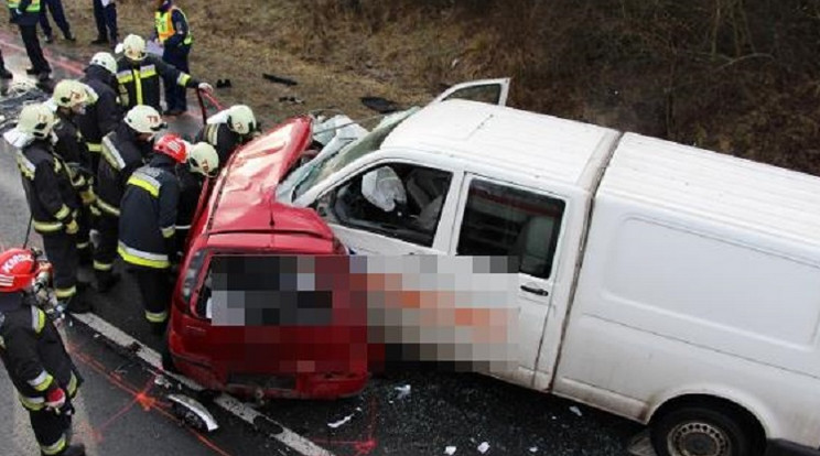 A furgon oldalról rohant bele a Corsába: előbbiben hárman megsérültek, utóbbiban mind a négy ember
meghalt / Fotó: police.hu