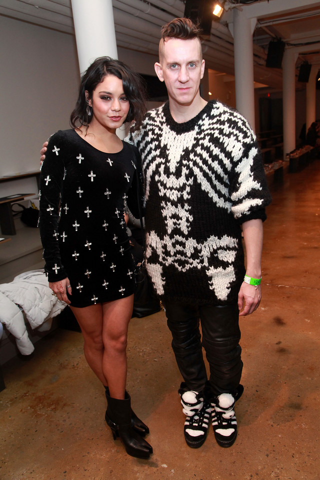 Vanessa Hudgens z projektantem Jeremy Scottem na jego pokazie podczas NY Fashion Week