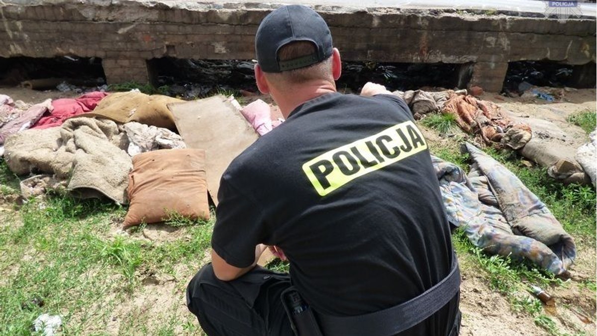 Dwóch policjantów z Lęborka uratowało życie bezdomnemu mężczyźnie. Jeden z funkcjonariuszy ma już na swoim koncie podobną akcję.