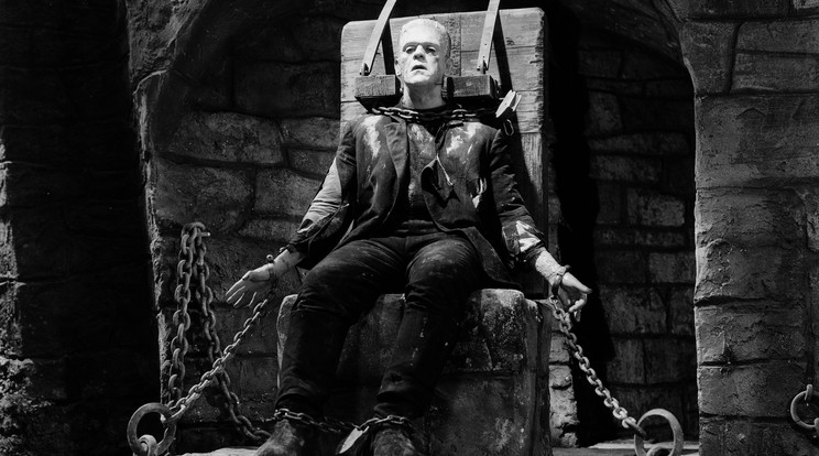 Boris Karloff (1887 - 1969) a James Whale által rendezett Frankenstein menyasszonya című filmben alakítja az egyik jelenetben éppen lekötözött szörnyet 1935-ben. / Fotó: Getty Images