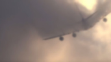 Samolot zaczął płonąć pomiędzy chmurami? Wyjątkowe wideo zachwyca internautów