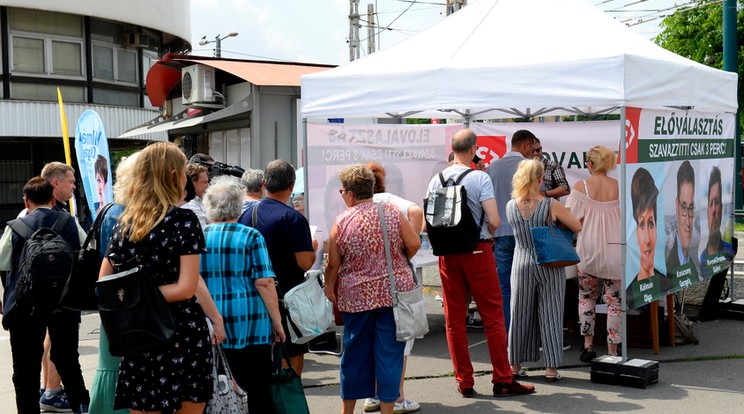 Hosszú sorok alakult ki a sátraknál / Fotó: MTI