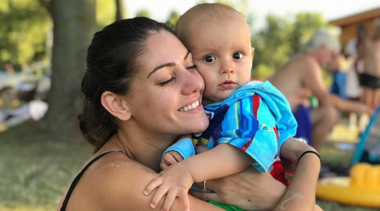 Kulcsár Edina fiával, Medoxszal lát-ható a képen – vállalja, hogy nem tökéletes a teste /Fotó: Instagram