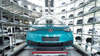 Volkswagen chce elektrycznych samochodów, gdy inni producenci wolą pozostać przy spalinowych