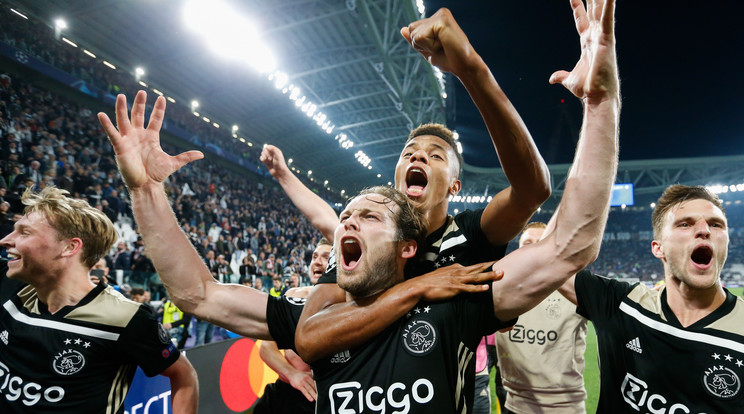 Az Ajax játékosai így ünnepeltek a 2-1-es siker után, míg Ronaldo csaknem elsírta magát /Fotó: Getty Images