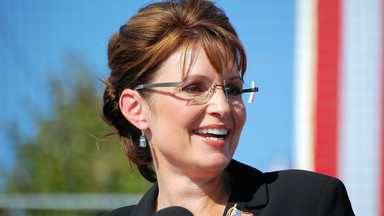 Kobiety często martwią się, że w okularach będą wyglądać na przemądrzałe, aseksualne czy odstraszająco inteligentne. Sarah Palin dowodzi, że to nieprawda