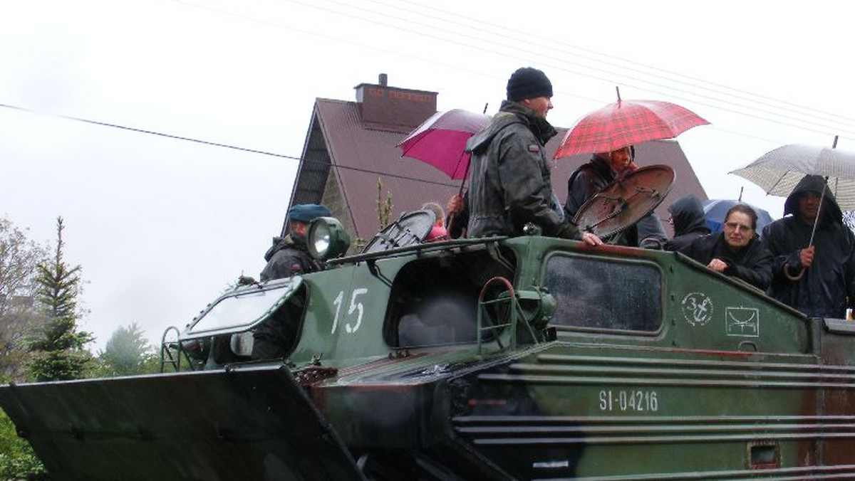 Oprócz tysięcy strażaków i policjantów, w akcji przeciwpowodziowej na terenie czterech województw, udział bierze także 101 saperów z jednostek Inspektoratu Wsparcia Sił Zbrojnych. Wyposażeni w specjalistyczny sprzęt, w tym głównie pływające transportery samobieżne, pomagają usuwać skutki powodzi.