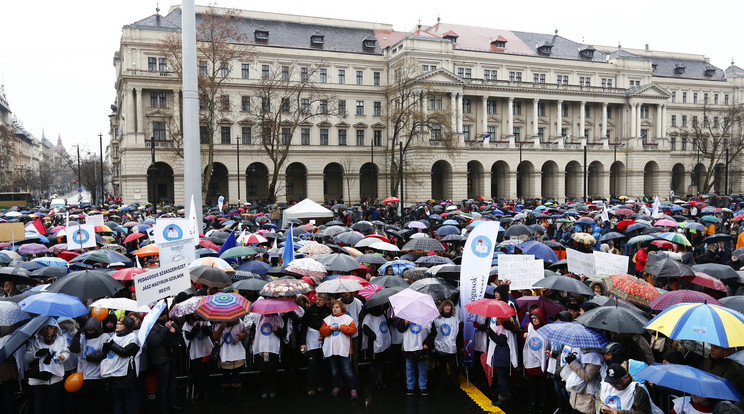 A pedagógusok mellett már a szülők is csatlakoznak a sztrájkhoz /Fotó: Fuszek Gábor