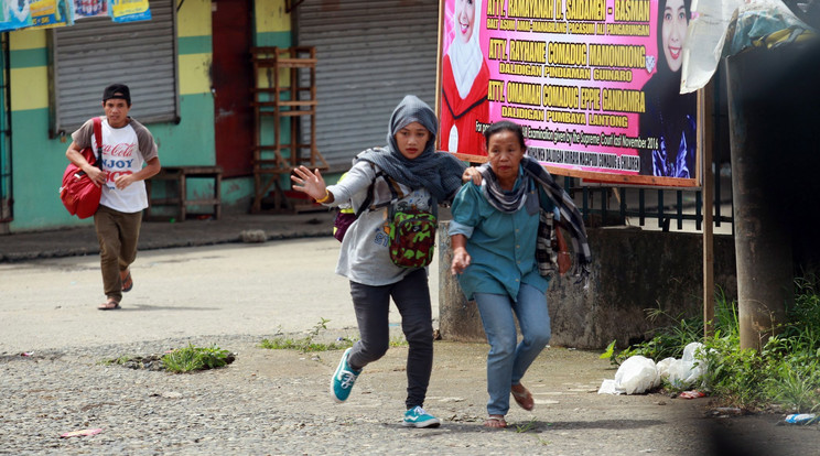 Menekülő civilek a Mindanao-szigeti Marawi városban / Fotó: MTI
