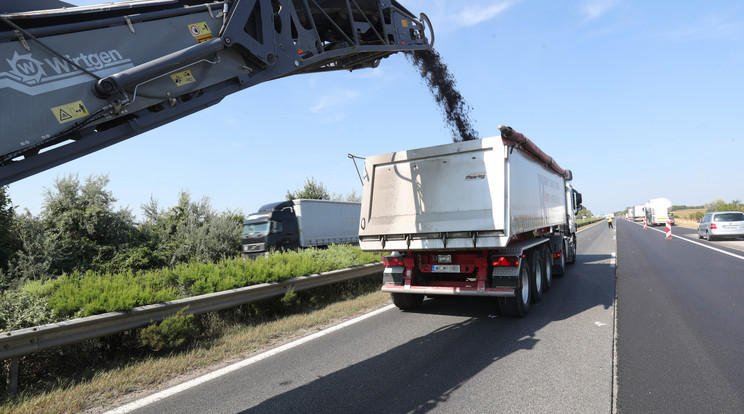 Az egy sávra szoruló autósok szidják a karbantartókat, ám ehhez a munkához muszáj elfoglalni a másik két sávot /Fotó: Varga Imre