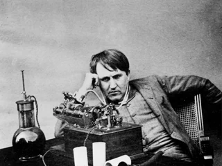Czy Thomas Edison komunikował się ze zmarłymi? „Od jakiegoś czasu pracuję przy budowie aparatu, aby sprawdzić, czy osoby, które opuściły ziemię, mogą się z nami komunikować”, mówił w rozmowie z „Forbesem”