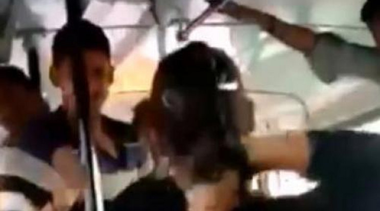 Fiatal lányok verték össze a buszon a perverz férfit – videó!