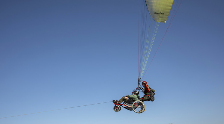 Holló Attila oktató magabiztosan emelkedett fel a földről utasával /Fotó: MTI/Mohai Balázs