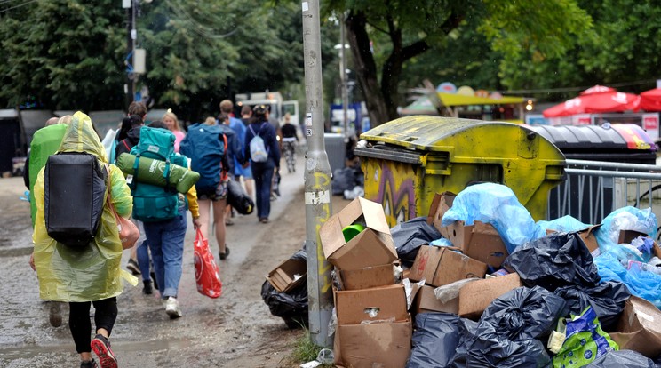 Kiköltöznek a Szigetlakók, maguk mögött hagyva egy heti szemetet / Fotó: MTI Kovács Attila