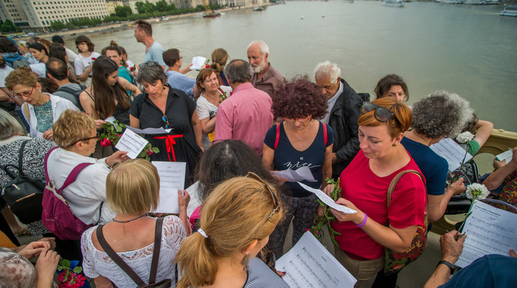 Megemlékezés a Margit hídon: korai népdalt énekelek az áldozatokért /Fotó:MTI-Balogh Zoltán 