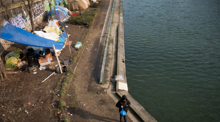 Menekültek saját készítésű tábora a párizsi Saint-Martin csatorna partján / Fotó: AFP