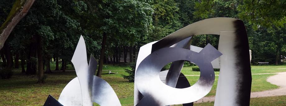 Praca Wojciecha Fangora „Sygnatura” z 2008 r. zaprezentowana w Centrum Rzeźby Polskiej w Orońsku. Wielkoformatowy obiekt przestrzenny, na który składają się litery nazwiska artysty, tworzące jego sygnaturę