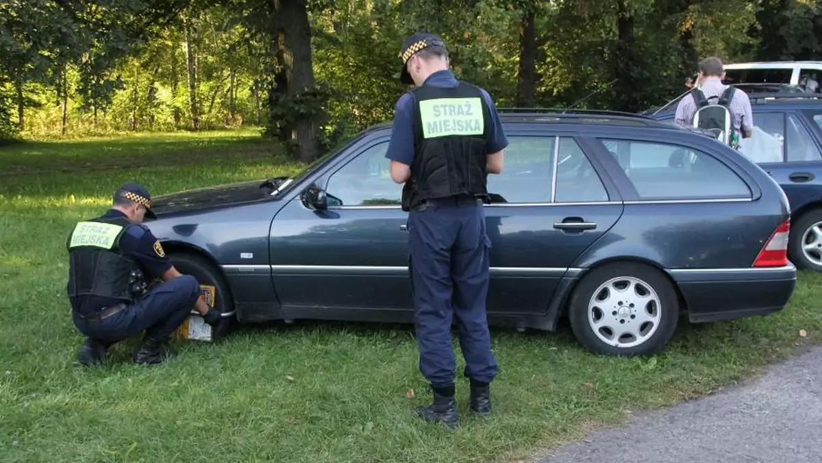 Parkowanie na trawniku kończy się interwencją straży miejskiej