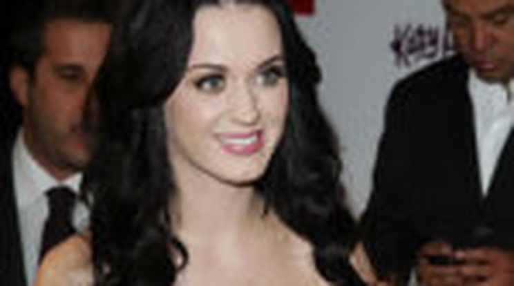 Kilátszott Katy Perry óriási melle