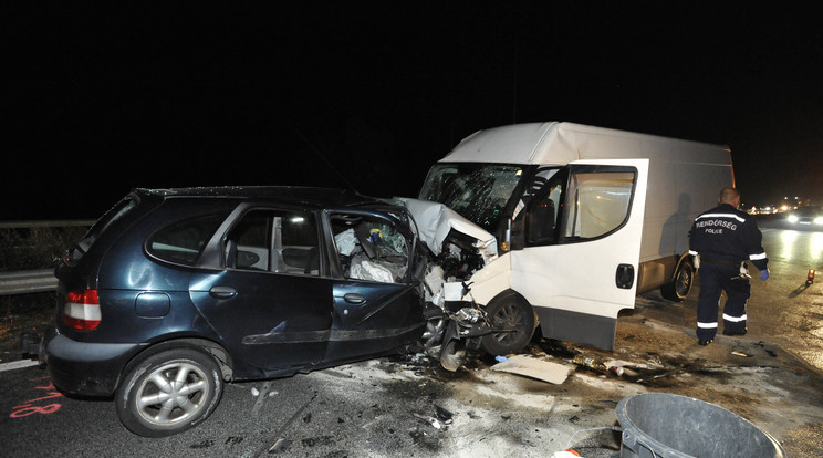 A bolgár kisteherautó és a magyar személygépkocsi az elterelésnél ütközött össze. A magyar vezető meghalt/ Fotó: MTI Mihádák Zoltán 