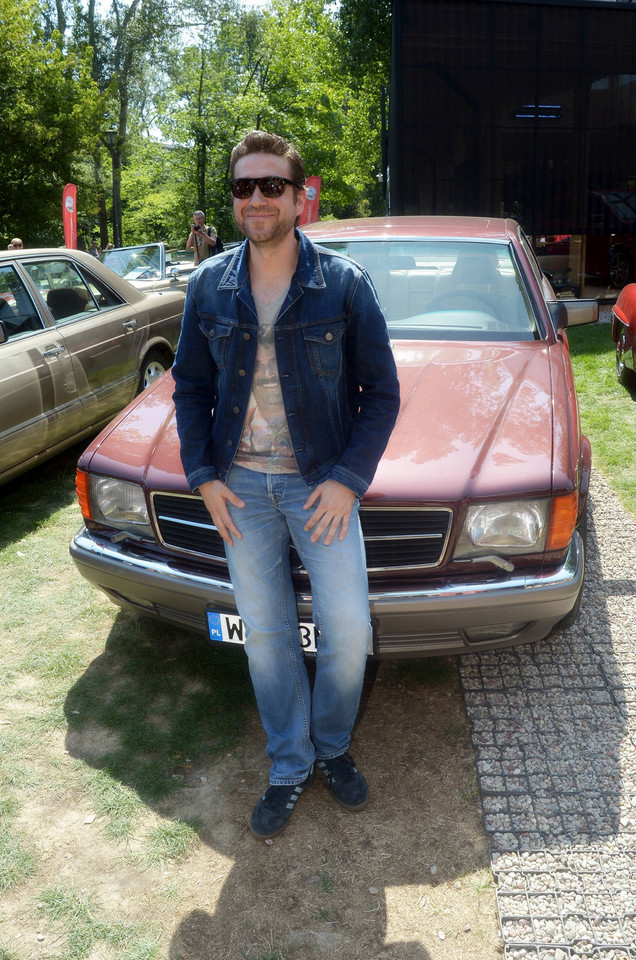 Marcin Dorociński pozuje ze swoim Mercedesem