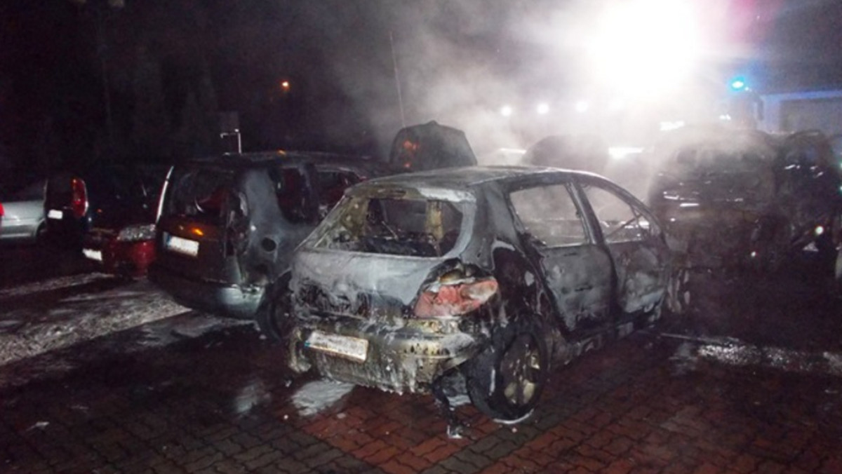 Do zdarzenia doszło w nocy, z poniedziałku na wtorek. Na parkingu przy Domu Pielgrzyma ARKA zapaliło się siedem  aut - wszystkie należały do duchownych. Doszczętnie spaliło się pięć z nich. Policja prawdopodobnie zna już przyczynę pojawienia się ognia.