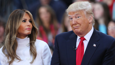 Donald Trump popełnił gafę na oczach całego państwa. Melania zachowała się wzorowo. "Spójrz na żonę"