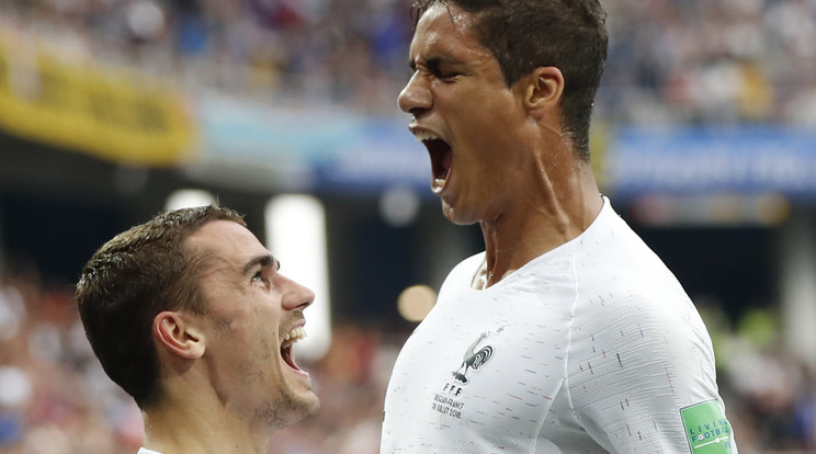 Varane (jobbra) és
Griezmann is kapuba talált, góljuknak köszönhetően simán
nyertek a franciák /Fotó: MTI/AP - Petr David Josek