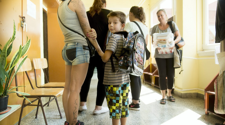A szeptemberi
becsengetés a szülőnek és
gyereknek egyaránt stresszes /Fotó: MTI/ Koszticsák Szilárd