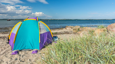 Spali w namiocie na plaży w Stogach. Turystka zadzwoniła po straż miejską