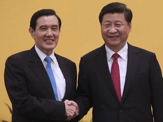 Chiński prezydent Xi Jinping (P) z przywódcą Tajwanu Ma Ying-jeou