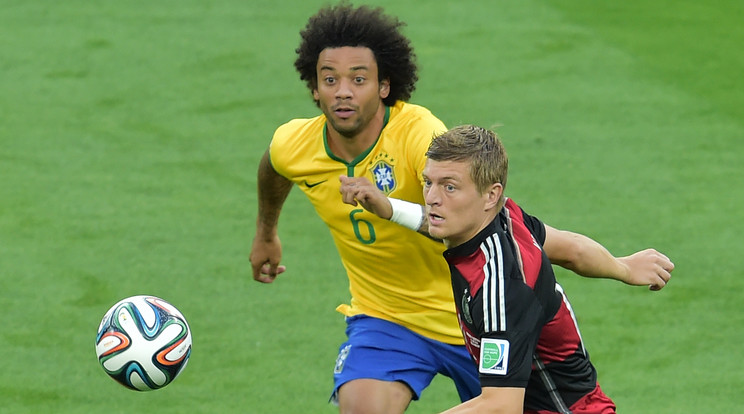 Marcelo (sárgában) nem volt vevő Kroos poénjára: a brazilok korében a mai napig érzékeny téma a 2014-es vb-elődöntő /Fotó: AFP