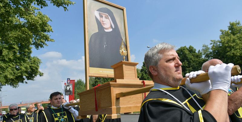 Wstrząsająca historia św. Faustyny. "Siostra jest takim bukietem kwiatów, które nadają się na śmietnik"