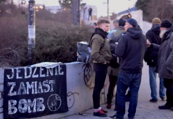 "Oblano nas gazem i zwyzywano". Rozdawali posiłki bezdomnym, zaatakowali ich nacjonaliści