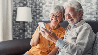 Bezpieczne randki seniorów. Tak znajdziesz miłość w internecie