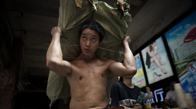 Így dolgoznak a kínai hordárok / Fotó: AFP