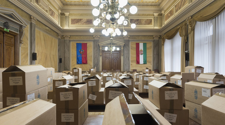 A szavazólapokat rejtő szállítódobozok Nyíregyházán / Fotó: MTI - Balázs Attila