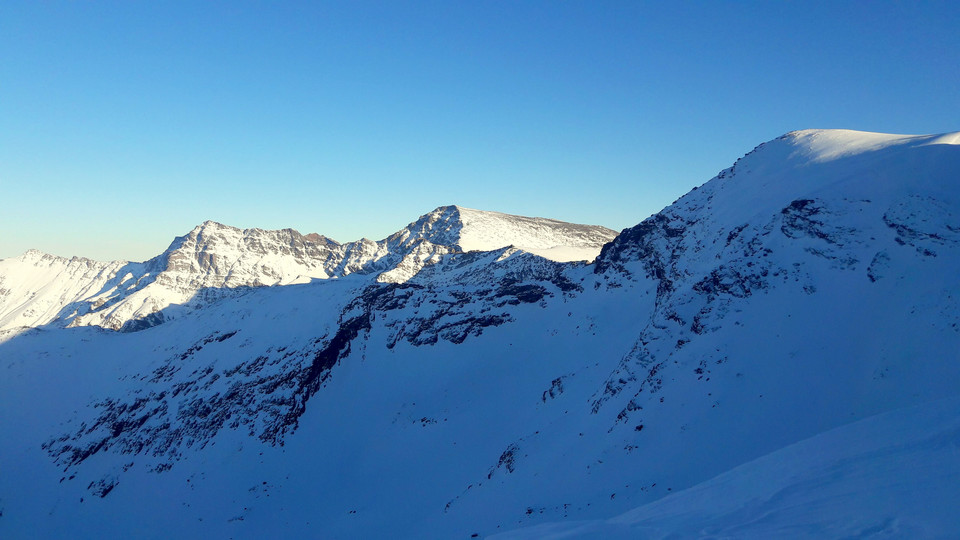 Na środku Mulhacen (3494 m n.p.m.) widziany spod Pico Veleta. Po lewej Alcazaba