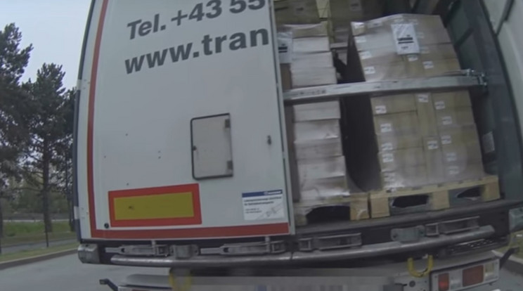 A menekültek ebben a kamionban próbáltak elrejtőzni / Fotó: Youtube