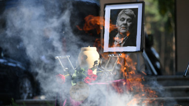 Pogrzeb Kazimierza Mazura. Kapłani rozpalili ognisko podczas nietypowej ceremonii pożegnalnej